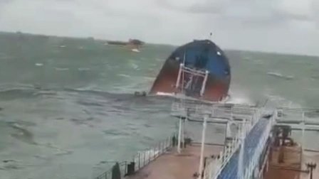 1-18.00-uur-Badly-damaged-Russian-tankers-carrying-thousands-of-tons-of-fuel-spill-oil-near-Black-Sea